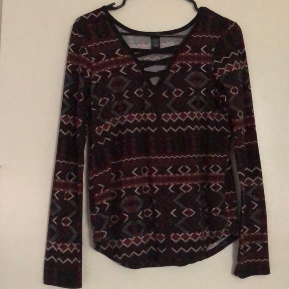 Patterned low cut top - Picture 1 of 4